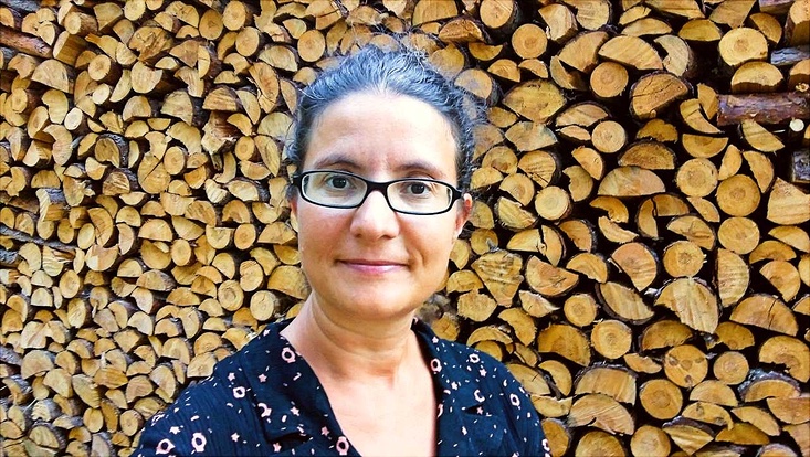 Porträt von Silvia Melo-Pfeifer vor Baumstämmen