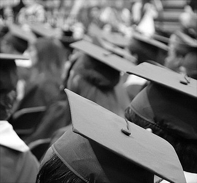 Graduation-Hüte in Schwarz Weiß