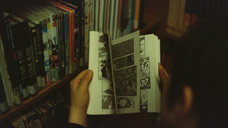 Comicbuch wird durchgeblättert