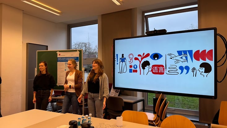 Zwei Early Career Researcher und LiDS Projektkoordinatorin vor Bildschirm mit LiDS Logo