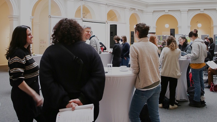 1-2-a-(2)-733x414 Menschen im Gespräch an Stehtischen