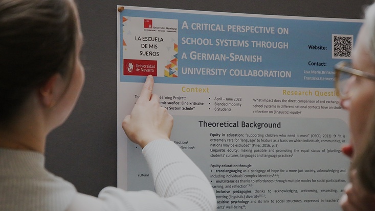 9-733x414 Blick von hinten. Frau zeigt auf Poster.