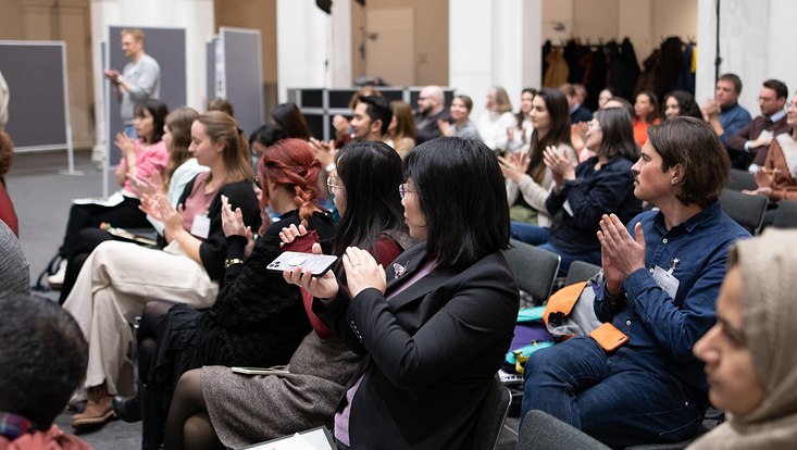 20-733x414 Seitlicher Blick auf klatschendes Publikum.