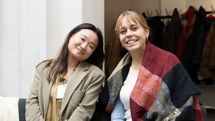 24-733x414 Zwei Frauen lächelnd von vorne.