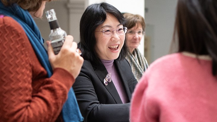 25-733x414 Lachende Frau von vorne.