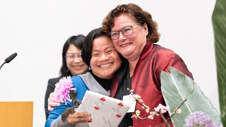 28-733x414 Zwei Frauen lächelnd von vorne.