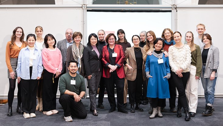 31-733x414 Gruppe auf einer Bühne von vorne.