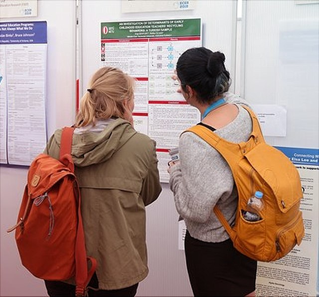 Zwei Frauen vor Informationstafeln