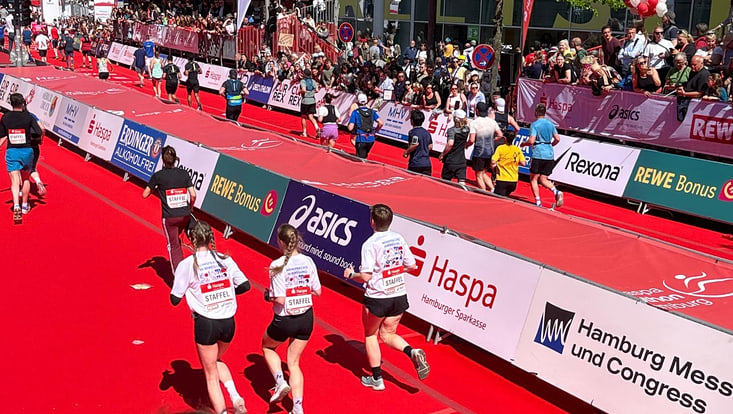 Bild der LiDS ECR Marathonläuferinnnen beim Zieleinlauf von hinten
