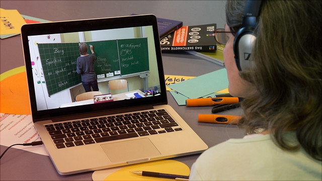 lehrerprofessionalisierung 640x361 Studierende betrachtet Unterrichtsvideo.