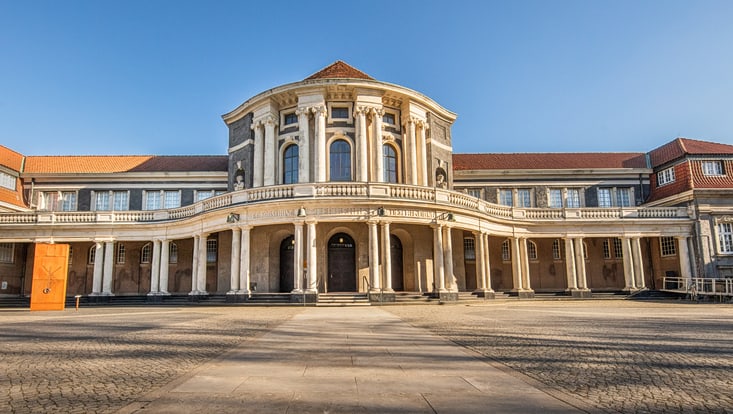 230228-hauptgebaeude-esfandiari-8012-733x414 Hauptgebäude der Universität Hamburg