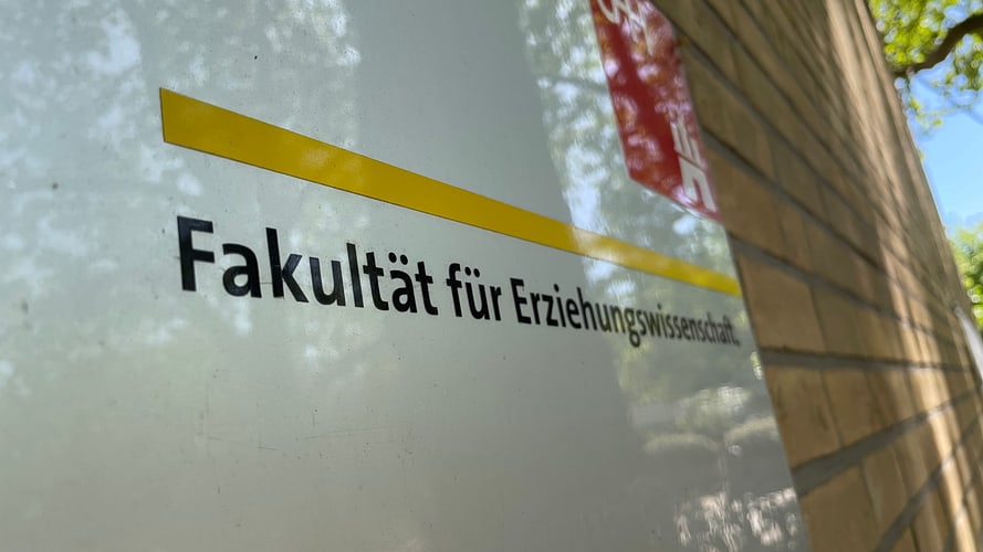 Schild der EW vorne am Gebäude VMP8.