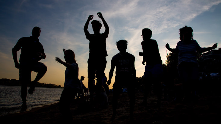 20170718-summer-school-2017-86-733x414 Mehrere Silhouetten von springenden Menschen am Elbstrand