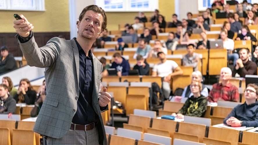Professor vor Auditorium.