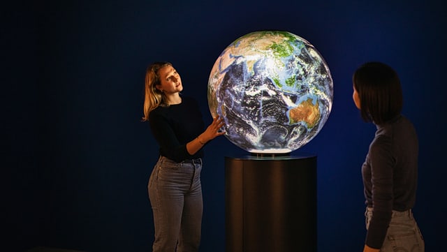 220216-klimaglobus-esfandiari-9325-640x361 Zwei Personen um eine Weltkugel.