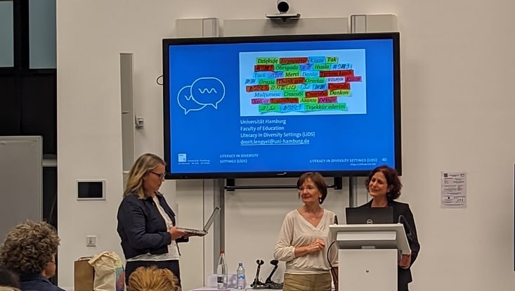 Drorit Lengyel mit zwei weiteren Personen vor Whiteboard