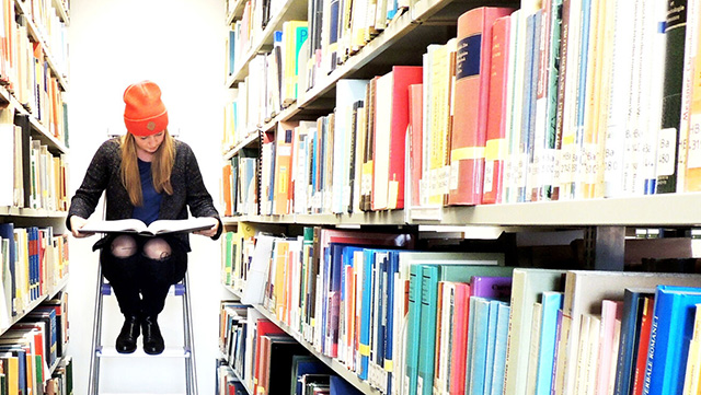 640x361-lesen weimer-uhh Lesende Person