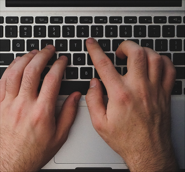 Hände mit Tastatur