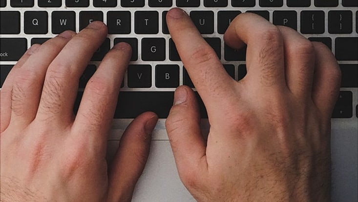 Hände mit Tastatur