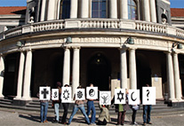 Menschen vor Hauptgebäude