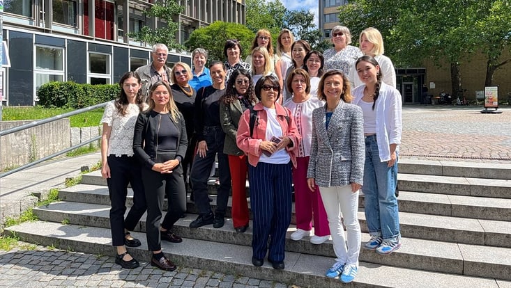 Gruppenbild der Konferenzteilnehmenden vor dem Gebäude der fakultät