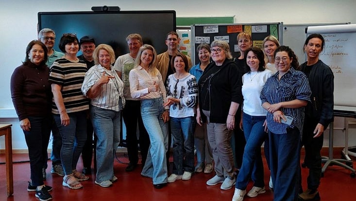 4-733x414 Gruppenbild der Konferenzteilnehmenden in einem Seminarraum