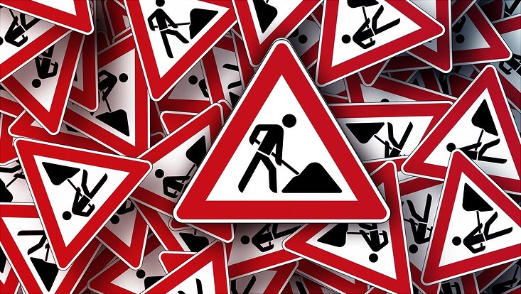 viele Verkehrsschilder "Bauarbeiten" kreuz und quer übereinander