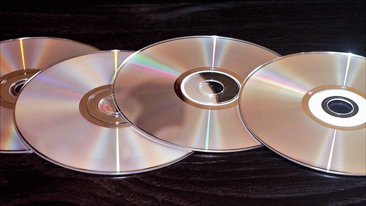 4 CDs auf schwarzem Grund
