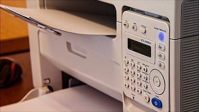 Drucker mit offenen Papierfächern.