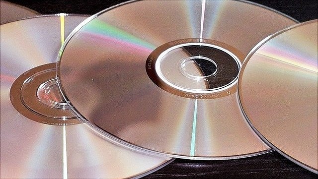 CDs auf schwarzem Grund