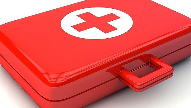 Roter Arztkoffer auf weißem Grund.