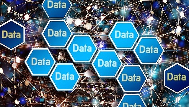 Ein Netz mit sechseckigen Schildern auf denen Data steht.