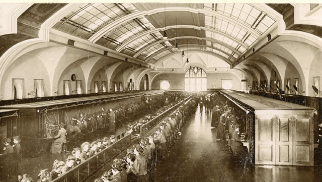 Fotografie, Mitarbeiterinnen der Kaiserlich Deutschen Reichspost bei der Handvermittlung von Ferngesprächen im Fernsprechvermittlungssaal des Fernsprechamts Hamburg, Ortsamtssaal, Schlüterstraße/ Ecke Binderstraße