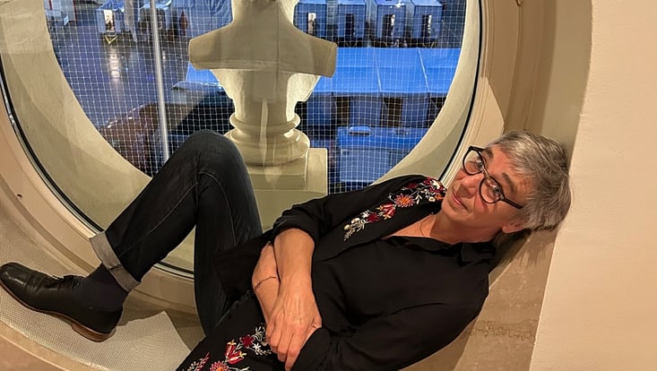 Foto von Mira Sack wie sie in einem Bullauge sitzt