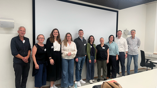 Bild der Teilnehmer*innen des Symposiums "Ungewissheit und Unsicherheit" auf der FDdB 2025