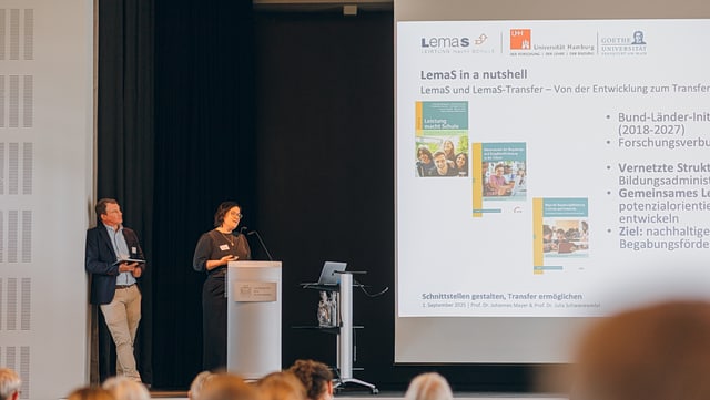 Foto Julia Schwanewedel Vortrag LemaS in a nutshell