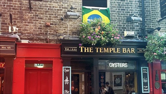 Brasilianische Flagge über einem Pub in Dublin
