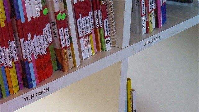 Schülerbibliothek mit türkischen und arabischen Büchern