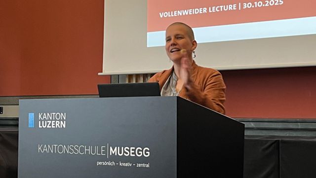 Britta Lübke steht am Redepult in Luzern