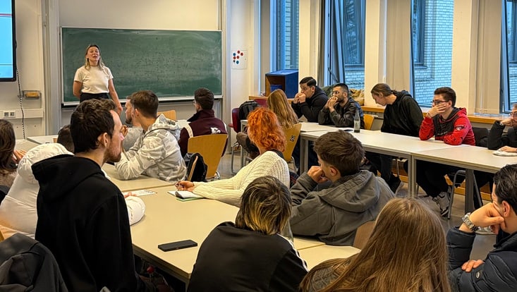 levin-hass-im-gaming-2025-1-733x414 Bild eines Seminarraums, in dem Julia Levin vorne steht und Studierende im Seminarraum schauen auf sie und hören zu