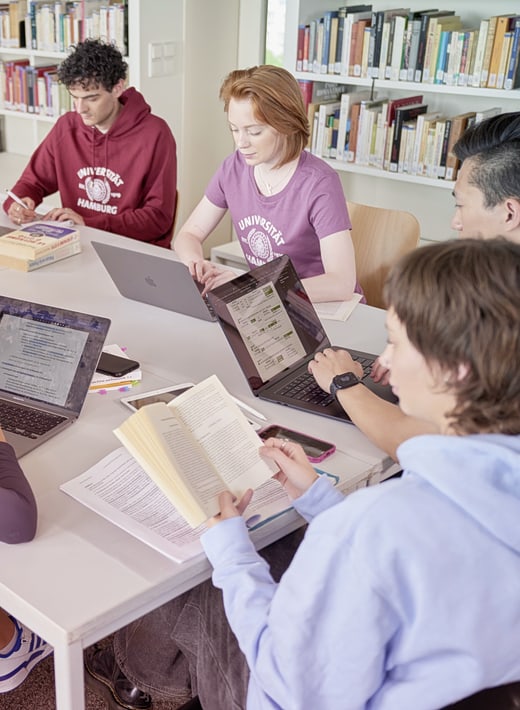 Studierende Studierende bei Gruppenarbeit