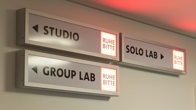 Schilder im Flur zu den Labs des HER