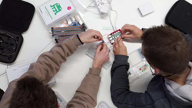 grouplab-topshot-raspberry-pi-660x372 Zwei Personen arbeiten an einem Raspberry Pi