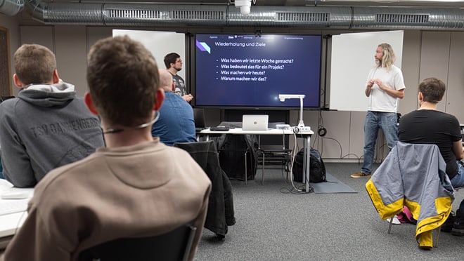 grouplab-persons-teacher-660x372 Das Group Lab mit großem Display