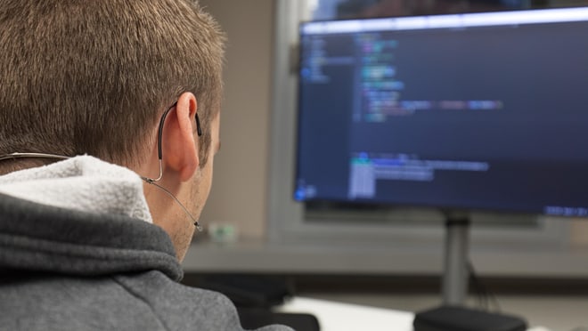 grouplab-overshoulder-microphone-660x372 Eine Person im Group Lab mit einem Nackenbügelmikrofon