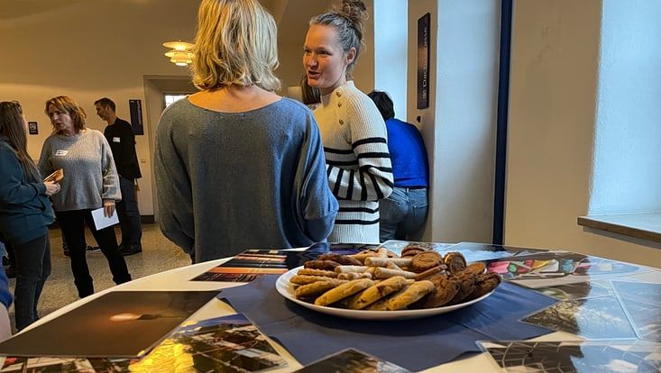 Momentbildaufnahmen der Tagung (Menschen im Gespräch)