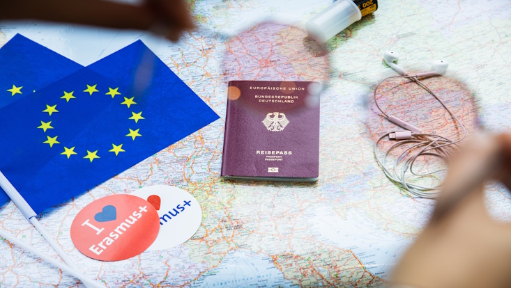 Dekorativ - Landkarte auf der mehrere Dinge liegen, die Europa symbolisieren sollen