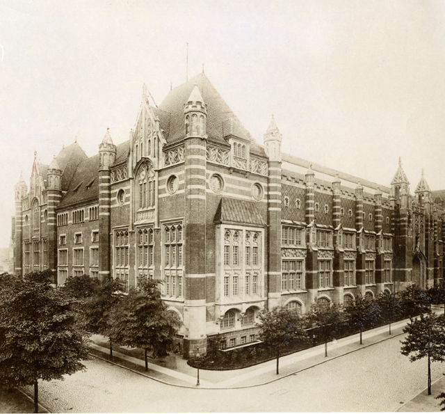 Außenansicht des Fernsprechamts der Kaiserlich Deutschen Reichspost in Hamburg, Schlüterstraße Ecke Binderstraße, um 1909