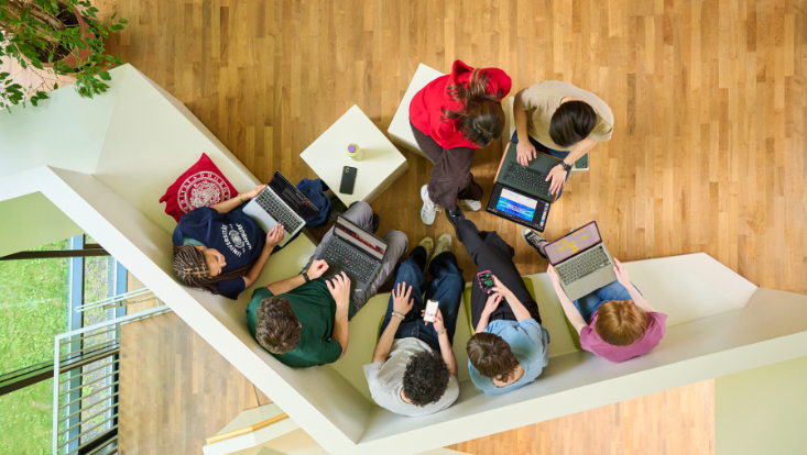 Vogelperspektive auf Gruppe von Studierenden beim Lernen