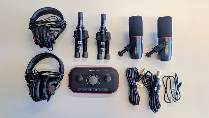 Zu sehenist ein Podcast-Set Focusrite Vocaster Two Studio